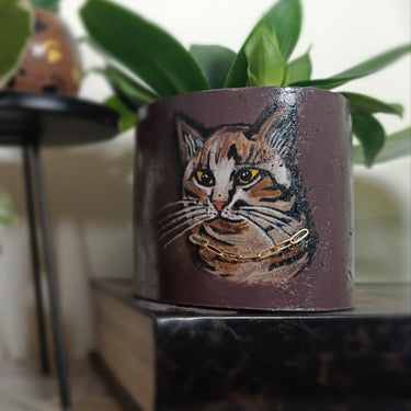 Handmade cat pot with gold chain